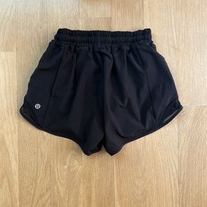Lululemon Hotty Hot Low-Rise Lined Short 4” size 2